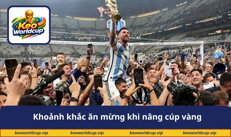 Khoảnh khắc ăn mừng khi nâng cúp vàng